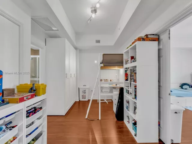 2-bedroom condo for sale in Aventura - 3001 NE 185th St 610 - MondialRealty