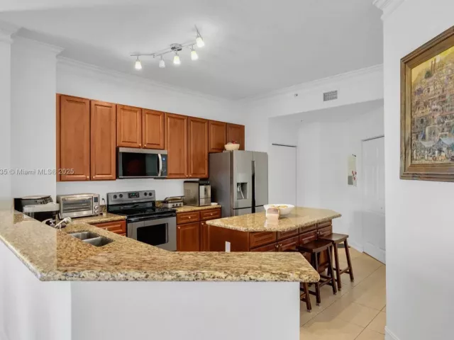 2-bedroom condo for sale in Aventura - 3001 NE 185th St 610 - MondialRealty