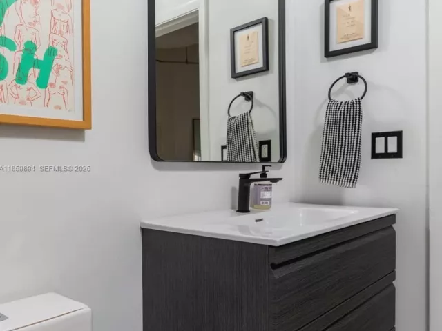 2-bedroom condo for sale in Miami - 700 NE 25th St 1003 - MondialRealty