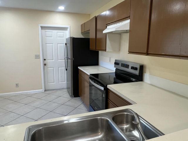 Home for rent at 1581 Woodbridge Lakes Circle - photo 6423968