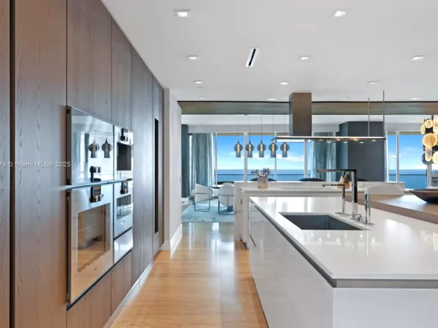 6-bedroom condo for sale in Sunny Isles Beach - 18501 Collins Ave 1401/02 - MondialRealty