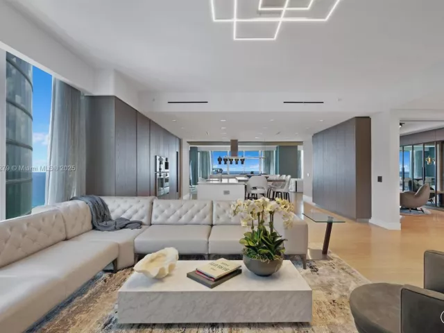6-bedroom condo for sale in Sunny Isles Beach - 18501 Collins Ave 1401/02 - MondialRealty