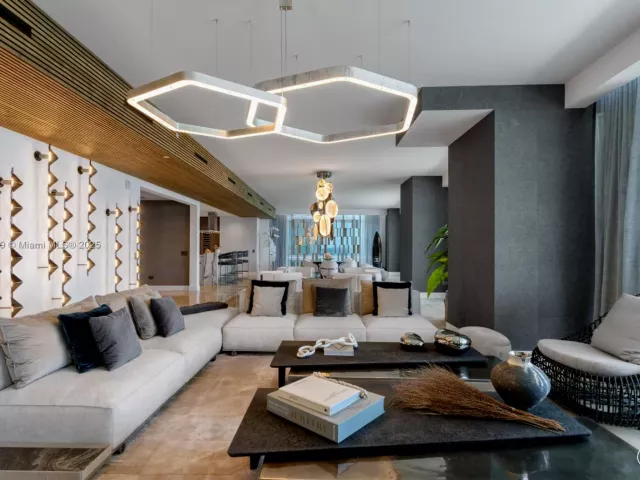 6-bedroom condo for sale in Sunny Isles Beach - 18501 Collins Ave 1401/02 - MondialRealty