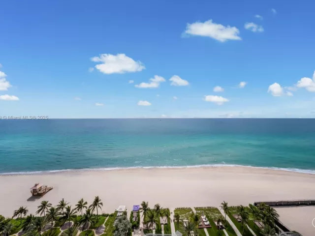 6-bedroom condo for sale in Sunny Isles Beach - 18501 Collins Ave 1401/02 - MondialRealty
