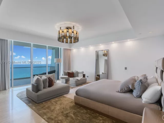 6-bedroom condo for sale in Sunny Isles Beach - 18501 Collins Ave 1401/02 - MondialRealty