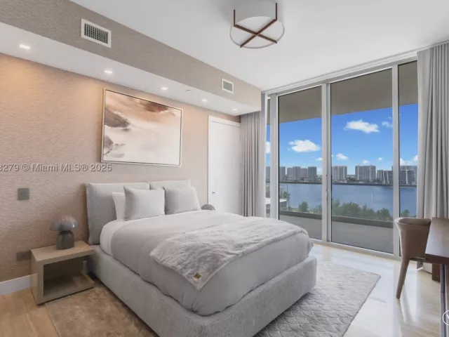 6-bedroom condo for sale in Sunny Isles Beach - 18501 Collins Ave 1401/02 - MondialRealty