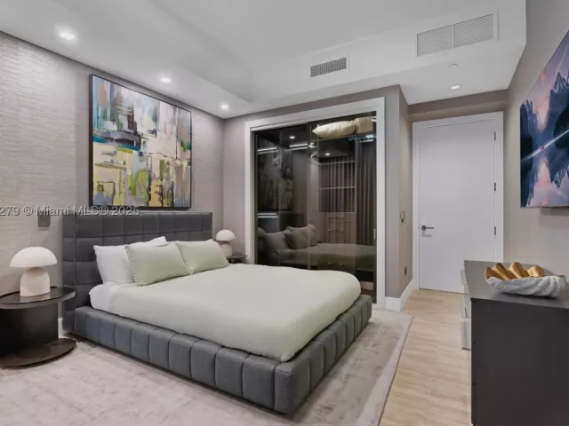 6-bedroom condo for sale in Sunny Isles Beach - 18501 Collins Ave 1401/02 - MondialRealty