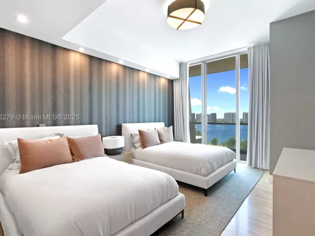 6-bedroom condo for sale in Sunny Isles Beach - 18501 Collins Ave 1401/02 - MondialRealty
