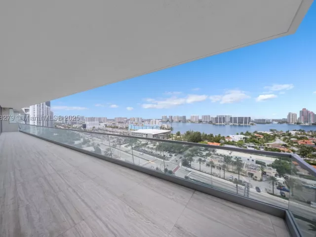 6-bedroom condo for sale in Sunny Isles Beach - 18501 Collins Ave 1401/02 - MondialRealty