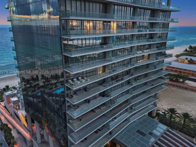 6-bedroom condo for sale in Sunny Isles Beach - 18501 Collins Ave 1401/02 - MondialRealty