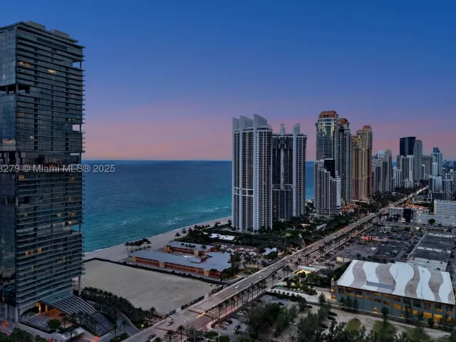 6-bedroom condo for sale in Sunny Isles Beach - 18501 Collins Ave 1401/02 - MondialRealty