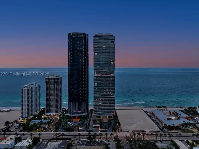 6-bedroom condo for sale in Sunny Isles Beach - 18501 Collins Ave 1401/02 - MondialRealty