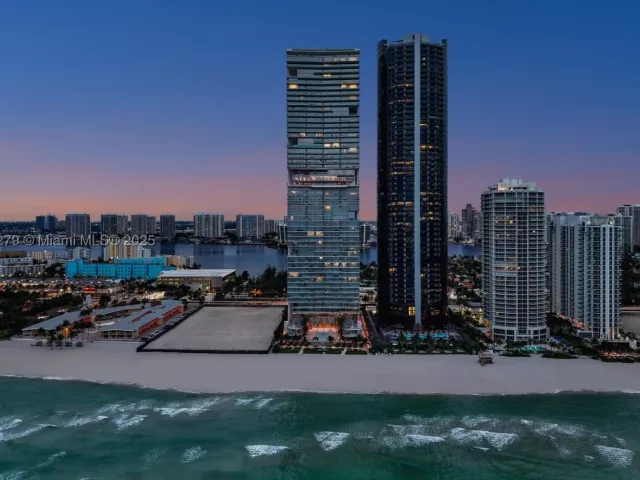 6-bedroom condo for sale in Sunny Isles Beach - 18501 Collins Ave 1401/02 - MondialRealty
