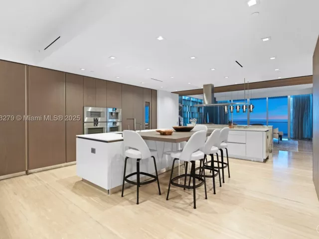 6-bedroom condo for sale in Sunny Isles Beach - 18501 Collins Ave 1401/02 - MondialRealty