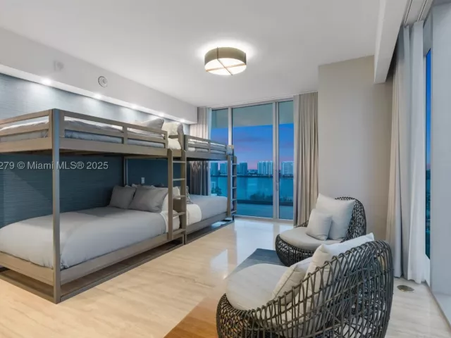 6-bedroom condo for sale in Sunny Isles Beach - 18501 Collins Ave 1401/02 - MondialRealty