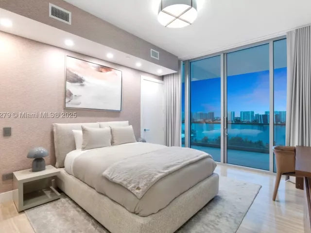6-bedroom condo for sale in Sunny Isles Beach - 18501 Collins Ave 1401/02 - MondialRealty