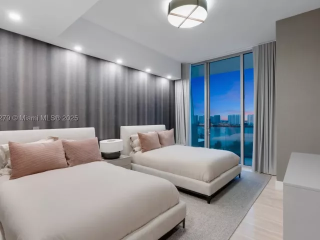 6-bedroom condo for sale in Sunny Isles Beach - 18501 Collins Ave 1401/02 - MondialRealty