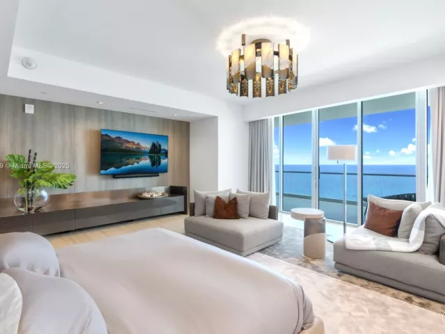 6-bedroom condo for sale in Sunny Isles Beach - 18501 Collins Ave 1401/02 - MondialRealty