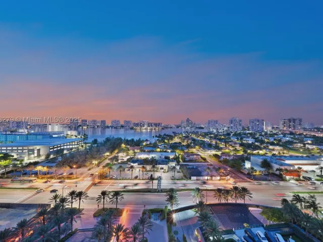 6-bedroom condo for sale in Sunny Isles Beach - 18501 Collins Ave 1401/02 - MondialRealty