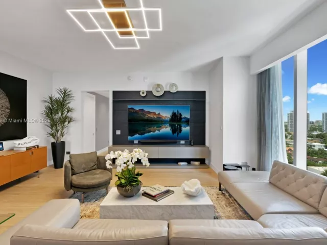 6-bedroom condo for sale in Sunny Isles Beach - 18501 Collins Ave 1401/02 - MondialRealty