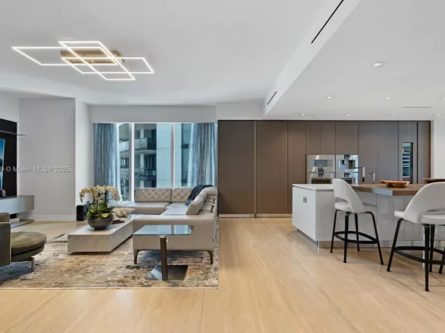 6-bedroom condo for sale in Sunny Isles Beach - 18501 Collins Ave 1401/02 - MondialRealty