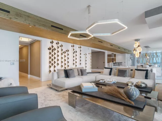 6-bedroom condo for sale in Sunny Isles Beach - 18501 Collins Ave 1401/02 - MondialRealty