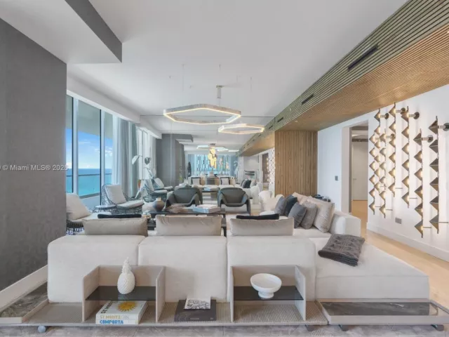 6-bedroom condo for sale in Sunny Isles Beach - 18501 Collins Ave 1401/02 - MondialRealty