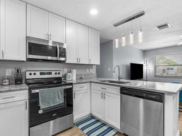 Home for rent at 311 SW 7th Avenue - photo 6424468