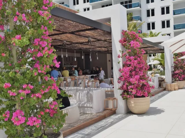 2-bedroom condo for rent in Miami Beach - 2301 Collins Ave 306 - MondialRealty