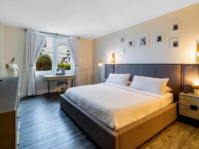 2-bedroom condo for rent in Miami Beach - 2301 Collins Ave 306 - MondialRealty