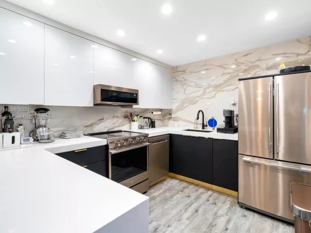 2-bedroom condo for rent in Miami Beach - 2301 Collins Ave 306 - MondialRealty