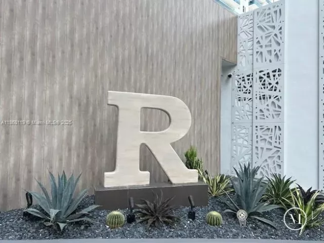 2-bedroom condo for rent in Miami Beach - 2301 Collins Ave 306 - MondialRealty