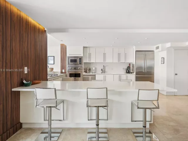 3-bedroom condo for sale in Key Biscayne - 600 Grapetree Dr 3BS - MondialRealty