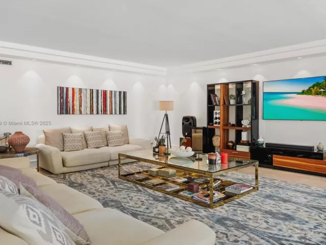 3-bedroom condo for sale in Key Biscayne - 600 Grapetree Dr 3BS - MondialRealty