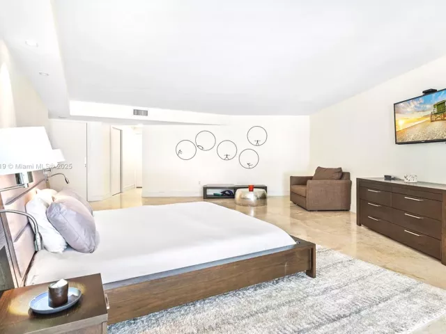 3-bedroom condo for sale in Key Biscayne - 600 Grapetree Dr 3BS - MondialRealty