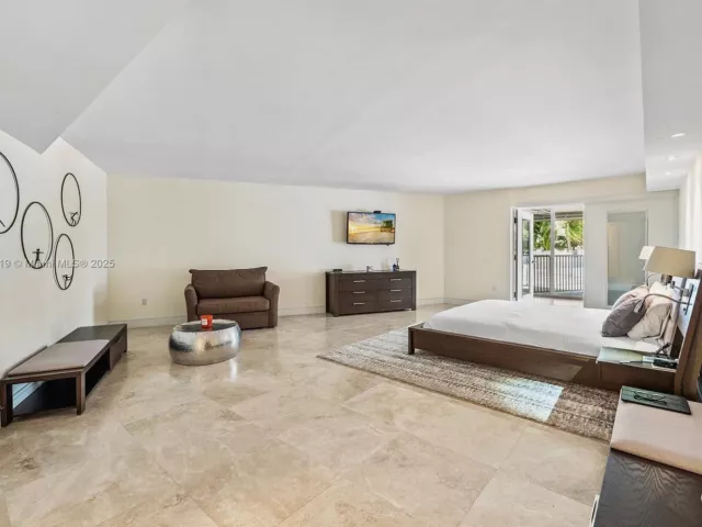 3-bedroom condo for sale in Key Biscayne - 600 Grapetree Dr 3BS - MondialRealty