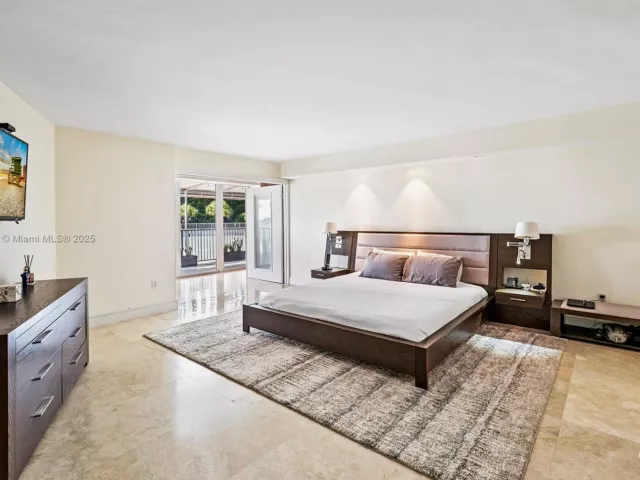 3-bedroom condo for sale in Key Biscayne - 600 Grapetree Dr 3BS - MondialRealty