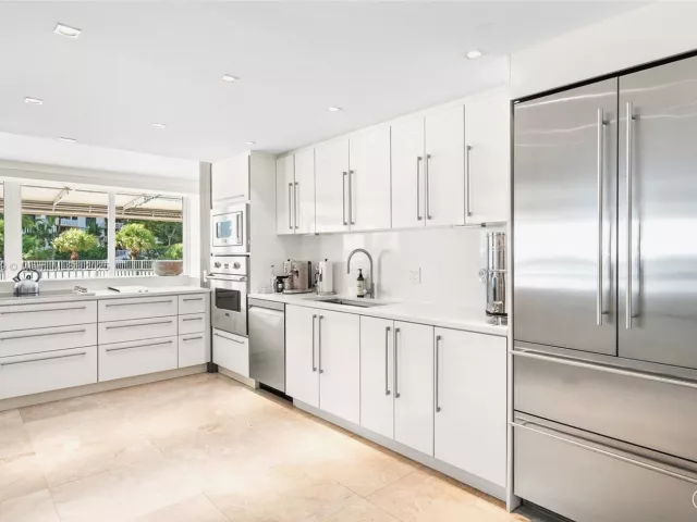 3-bedroom condo for sale in Key Biscayne - 600 Grapetree Dr 3BS - MondialRealty