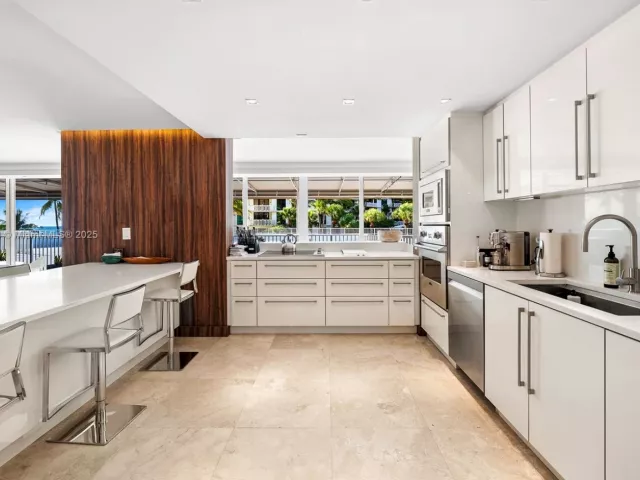 3-bedroom condo for sale in Key Biscayne - 600 Grapetree Dr 3BS - MondialRealty