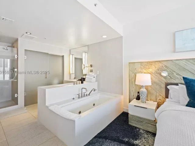 2-bedroom condo for sale in Fort Lauderdale - 3101 Bayshore Dr 805 - MondialRealty