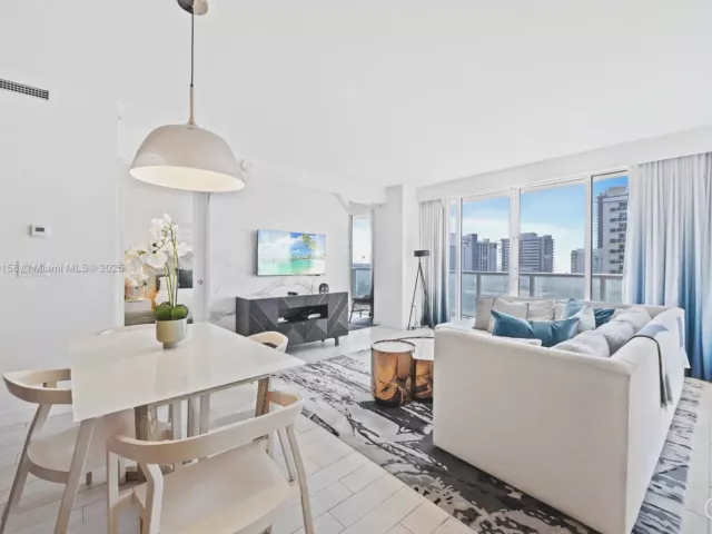 2-bedroom condo for sale in Fort Lauderdale - 3101 Bayshore Dr 805 - MondialRealty