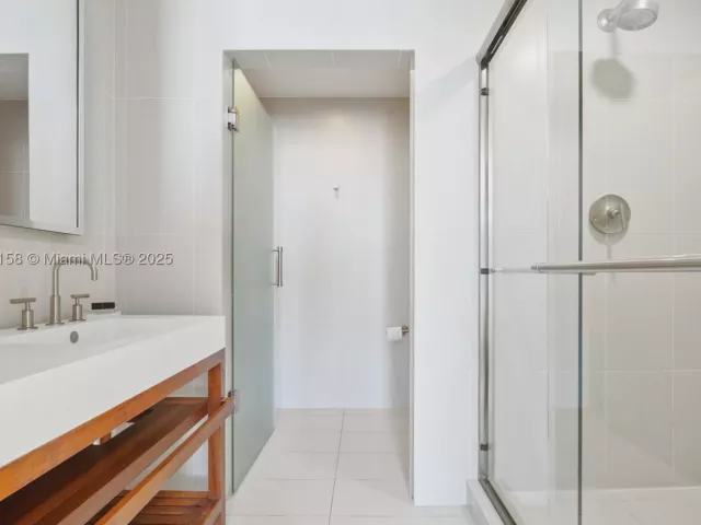 2-bedroom condo for sale in Fort Lauderdale - 3101 Bayshore Dr 805 - MondialRealty