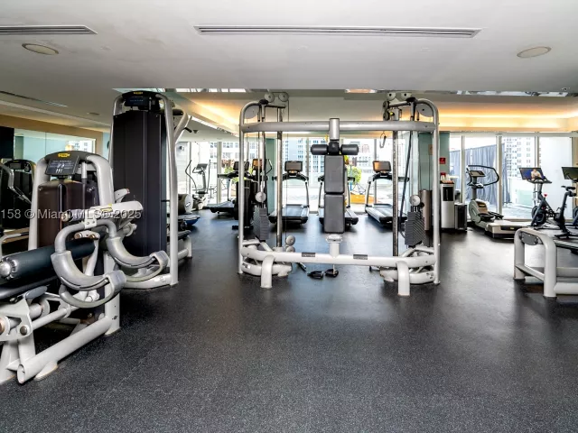 2-bedroom condo for sale in Fort Lauderdale - 3101 Bayshore Dr 805 - MondialRealty