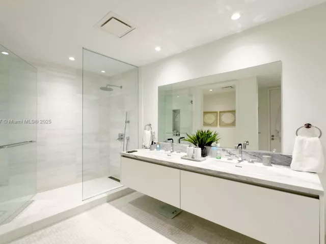 4-bedroom condo for rent in Miami - 700 NE 26th Ter 2601 - MondialRealty