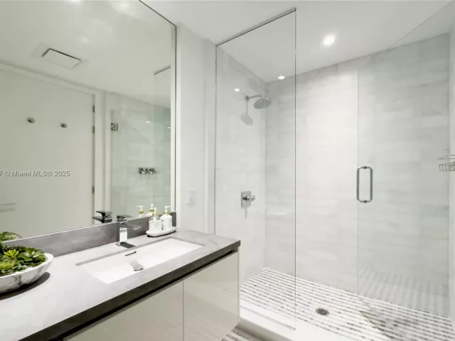 4-bedroom condo for rent in Miami - 700 NE 26th Ter 2601 - MondialRealty