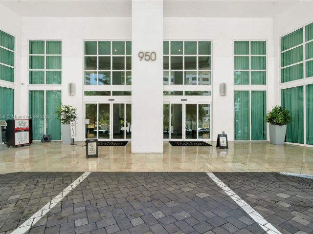 1-bedroom condo for sale in Miami - 950 Brickell Bay Dr 802 - MondialRealty