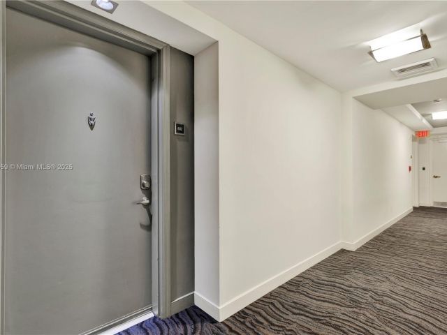 1-bedroom condo for sale in Miami - 950 Brickell Bay Dr 802 - MondialRealty