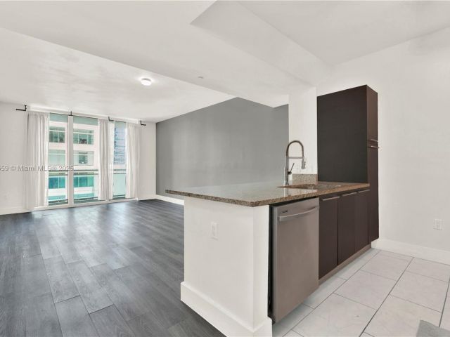 1-bedroom condo for sale in Miami - 950 Brickell Bay Dr 802 - MondialRealty