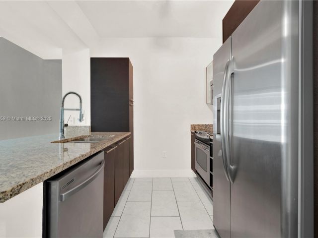 1-bedroom condo for sale in Miami - 950 Brickell Bay Dr 802 - MondialRealty