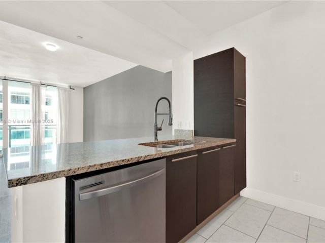 1-bedroom condo for sale in Miami - 950 Brickell Bay Dr 802 - MondialRealty